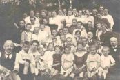 Das Foto ist um 1925 entstanden. Der Aufnahmeort ist noch nicht bekannt. Die folgenden Personen auf dem Foto sind bekannt: Carl Julius Schmidt, Clara Vogelbusch verh. Schmidt, Gerhard, Helmut, Karl und Helene Schmidt