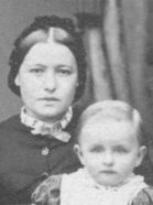Die abgebildete Person ist unbekannt, mit ihr ist auf dem Originalfoto THIELMANN oo Schmidt, Johannette Karoline *1838 in Dillenburg, + wahrscheinlich 1881 in Weidenau=Siegen. Foto aus dem Atelier Huster, Siegen. (entstanden wohl um 1870)