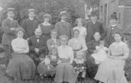 Das Bild entstand wahrscheinlich um 1910, möglicherweise in Velbert oder Umgebung. Es ist wohl ein Familienbild Vogelbusch/Hornscheidt. Bekannt sind folgende Personen: Stehend v. l.: Oskar HORNSCHEID, ?Otto Hornscheid?, NN, ?Emil Hornscheid?, NN, ?Peter Hornscheid?, Walter Hornscheid. Sitzend (ohne Kinder): Maria Hornscheid verh. Hohage, Wilhelm Hornscheid, Emma Vogelbusch, Martha Hornscheid, Hedwig Hornscheid, Anna verh. Hornscheid, NN. 