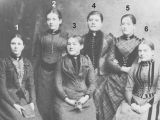 Bekannt sind folgende Personen: 1. VOGELBUSCH oo Schmidt, Clara (=Klara) +1873 in Heiligenhaus/Rhld., +1929 in Siegen 3. SCHMIDT oo Sültz, Lina +1895 in Weidenau=Siegen, +1970 in Berlin Foto aus dem Atelier Becher, Dillenburg, um 1925 entstanden.