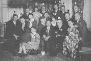 Diese Aufnahme entstand vermutlich im September 1932 vor der Hochzeit von Lydia Schmidt und Siegfried Hofsommer in Siegen/Westf. Bekannt sind folgende Personen: 2. SCHMIDT verh. Rothe, Helene; 3. ROTHE, Ernst; 8. u. 17. Brüder von Siegfried Hofsommer?; 10. SCHMIDT, Walter; 11. ADAMS verh. Schmidt, Elfriede; 14. SCHMIDT verh. Fries, Gertrud; 15. SCHMIDT, CARL; 16. HOFSOMMER, Siegfried; 18. SCHMIDT, Gerhard; 20. SCHMIDT verh. Hofsommer, Lydia. 