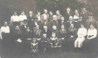 Entstehungsort und -zeit dieses Fotos sind nicht bekannt. Bislang sind noch keine der abgebildeten Personen bekannt. 