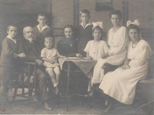 Das Foto entstand um 1926. V. l.: Helmut, Karl Julius mit Gerhard, Karl, Clara Vogelbusch verh. Schmidt, Walter, Gertrud, Helene, Lydia. 