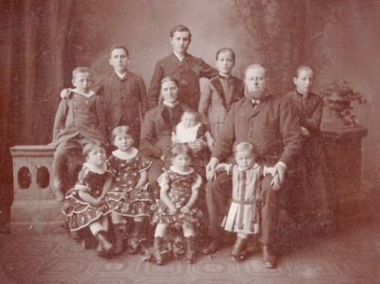 Das Foto entstand um 1888. Oben v.l.: Otto, Karl Julius, Robert, Luise, Thomas Carl, Linas; Mitte: Gertrud Sassmann verh. Schmidt mit Rudolf; unten v.l.: Frieda, Clara, Jenny, Albrecht. 