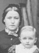 Die abgebildete Person ist unbekannt, mit ihr ist auf dem Originalfoto THIELMANN oo Schmidt, Johannette Karoline *1838 in Dillenburg, + wahrscheinlich 1881 in Weidenau=Siegen. Foto aus dem Atelier Huster, Siegen. (entstanden wohl um 1870)